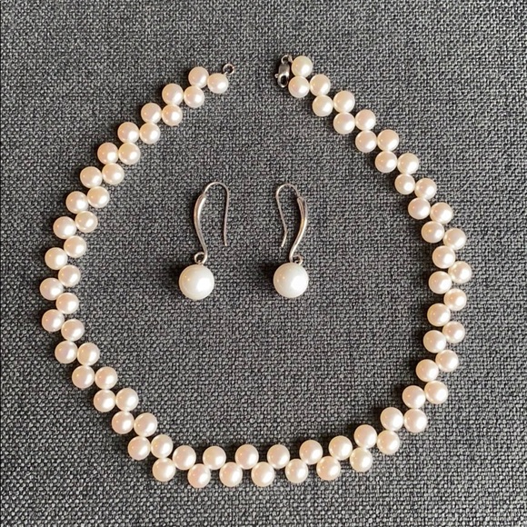 Jewelry - Pearl necklace and earrings set